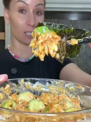 🔥 10/10 So good!!! #tunabowl #spicytuna #lunchideas 