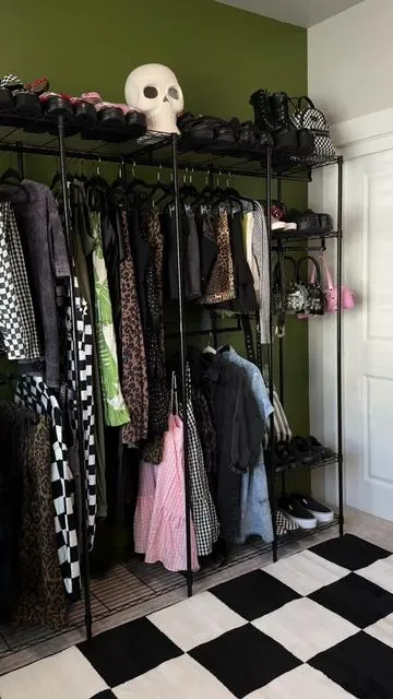 SO STURDY!! Mine is style 4D5H 🖤 #closetorganization #clothingorganization #closethack #clothingrack #altmom 