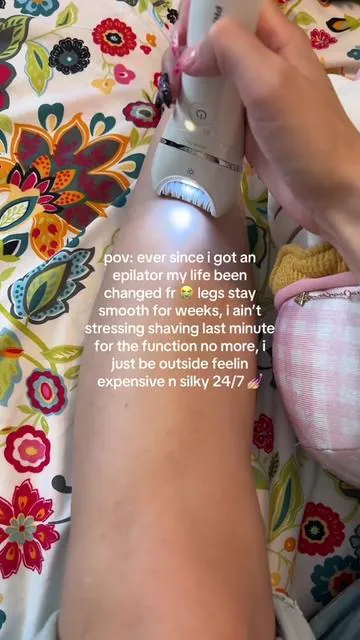the philips epilator got me feelin silkyyyy 😭 pulls the hair out from the root so my legs stay smooth for hella long, plus i don’t gotta keep buying razors every 2 business days 💅🏼 and it lasts for weeks 🩷🙈 #epilator #hairremoval #shaving #waxing #laser 