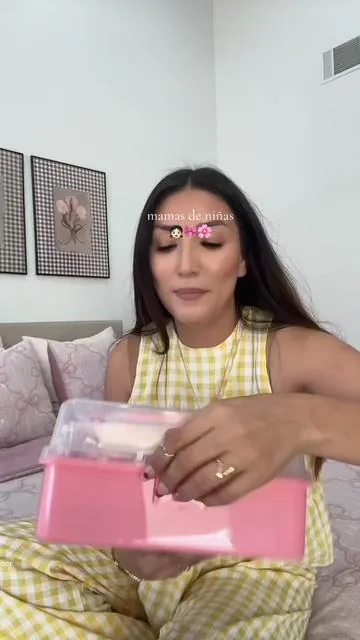 Como mamá de niñas… esta cajita de accesorios para el cabello es una NECESIDAD 😭🎀 trae liguitas, moñitos, clips, scrunchies y demasiadas opciones para peinados súper tiernos #tiktokshopcreatorpicks #tiktokshopmemorialday #summervibes #dealsforyoudays #girlmommusthaves 