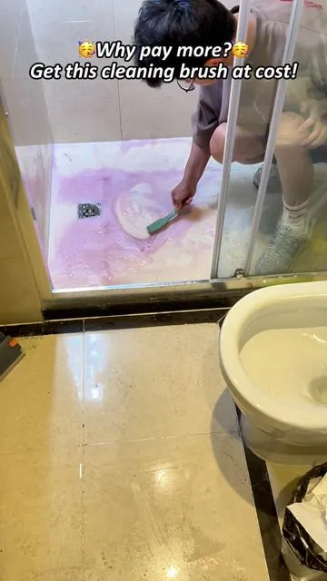 Make cleaning effortless 🧼✨ This floor & bathtub scrub brush tackles tough stains with ease—no more bending or struggling! Perfect for tiles, tubs, and floors. A must-have for every home! #cleaninghack #homeessentials #cleantok #bathroomcleaning #musthave 