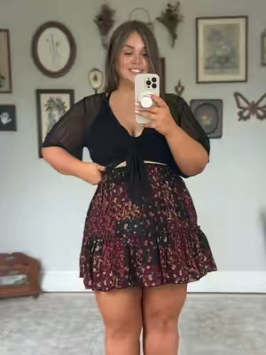 My favvv maxi skirt now comes in a mini version! So freaking cuteeee.  14/16, 5’4 wearing the xl #miniskirt #curvyfashion #plussizefashion #summeroutfits #dealsforyoudays 