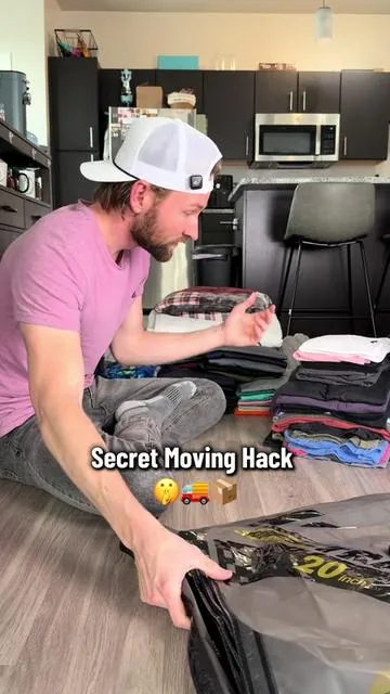 Great for travel & storage too ✈️ 📦 #vacuumseal #vacuumsealing #travelhack #movinghacks #storagehacks 