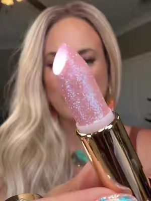 This is seriously one of the prettiest lipstick @FOCALLURE US #lipstick #focalsparkle #focallureus #glitterlips #glitterlipstick 