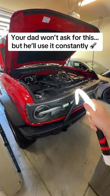 The perfect Father’s Day gift 🎁 #flashlight #diytools #mechanictools #homehacks #homegadgets 