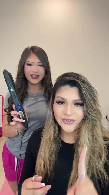 A two in one. Straighten and curl your hair! #hairstyle #straightener #curls #girlythings #NovoDoveCabelos