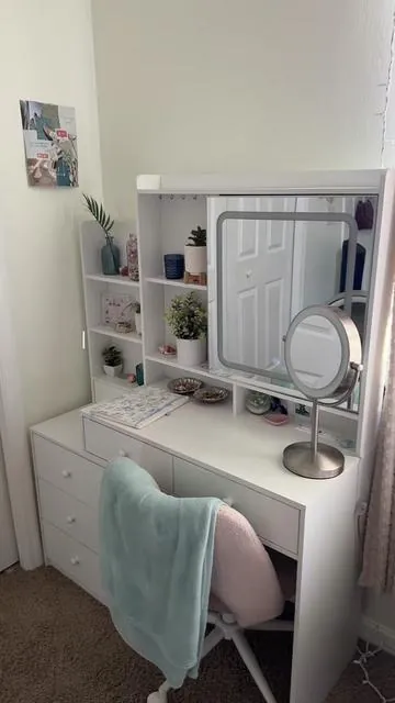 the perfect vanity!  #vanitymirror #vanity #vanitymakeup 