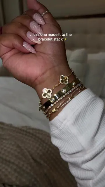 Not any bracelet will make it to the stack, but this one did! I love her😍 @PAVOI #cloverbracelet #braceletstack #armcandy #pavoijewelry #jewelry 