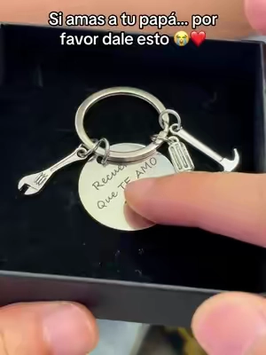 Los papás no siempre escuchan “te amo” lo suficiente. Este llavero es ese pequeño recordatorio que puede hacer que sonría primero… y luego llore en secreto. #regaloparael #detalleparapapa #papafeliz #giftfordad #viral