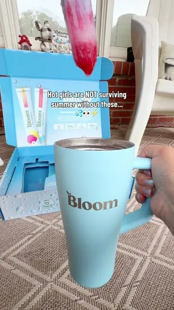 Bloom hydration sticks are officially the drink of summer ☀️ Electrolytes, collagen, protein, and B12 energy support all in one and they actually taste amazing. Plus Bloom is running a huge sale right now.. 👀  @Bloom Nutrition #bloomnutrition #hydrationsticks #electrolytes #summerfavorites #newdropsforyou 