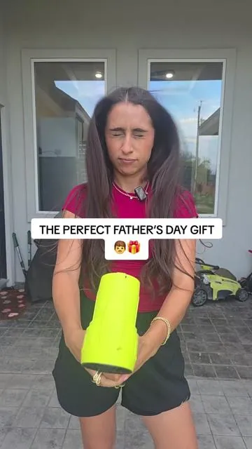 Still trying to figure out what to get for Father’s Day? This leaf blower is one of those gifts that’s actually useful AND fun to use 💨👏 Perfect for driveways, patios, leaves, grass clippings, and quick cleanups around the house. Definitely a dad-approved gift idea 😂 @SEESE OS  #Summervibes  #SummerVibes  #TikTokShopMemorialDay  #seese  #fathersdaygift 