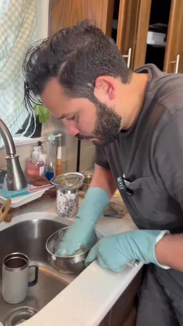 Paso a paso para que con solo un par de herramientas aprendas a cambiar un faucet viejo en el lavaplatos de tu cocina #remodelación #latinosenusa 