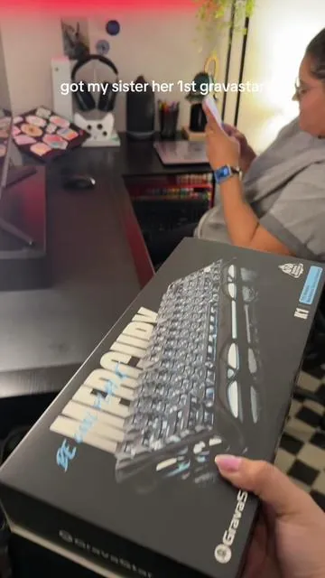 she is now part of the @GravastarTikTok family 🖤 #gravastar #keyboard #unboxing 