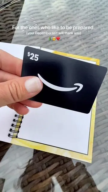 The best way to give cash and gift cards this Christmas. #christmasinjuly #christmas #giftcardholder #christmasideas #howtogiftcash 