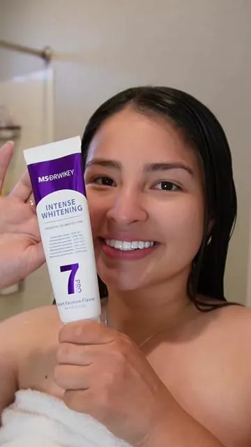Ahora entiendo por qué TODO TikTok está usando esta pasta 😳💜 La espuma cambia de color mientras te cepillas… #purpletoothpaste #teethwhitening #oralcare #TikTokShopCreatorPicks #dealsforyoudays 