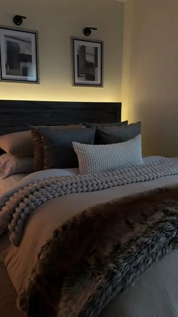 A grown woman deserves to come home to comfort 🤍 These pillows seriously made my bed feel like a luxury hotel. • • • #beddingdecor #pillows #neutralaesthetic 
