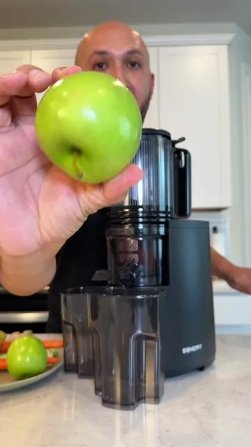 This Cold Press Juicer Machine easily handles ginger, carrot, celery , apples and even lemon like pro @Euhomy_US #euhomy #coldpressjuice #juicermachine #slowjuicer #kitchenessentials 