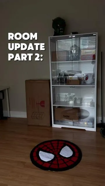 Part 2 of setting up my new room, and what better way to do it was another display cabinet 🙌 #spiderman #collection #actionfigures #mafex #marvellegends 