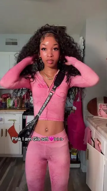 This is so teaaaa😩😻@I.AM.GIA #iamgia #2pieceset #prettygirlslovepink #aylecia #blowthisup 