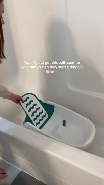 Loving the temperature reading feature and my baby loves the toys on the seat! #summervibes #bathtime #bathroutine #bathseat #bathtime  