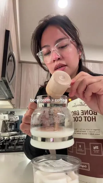 it doesn’t even taste like bone broth! But you get all the perks of bone broth 🤌🏼 #bonebrothbenefits #bonebrothhotcocoa #ballerinafarm #ballerinafarmbonebrothhotcocoa #collagenbenefits 