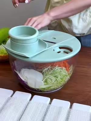 It is very easy to make salads with this bowl with several grazers! #saladpinner #KitchenHacks #utensiliosdecocina #tiktokshopmemorialday #usa_tiktok