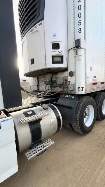 Have you ever ripped an airline? I have so I carry another set check these out. They’re really good.#truckersoftiktokfamily #trucker #trokerosperrones #freightliner #foryoupage 
