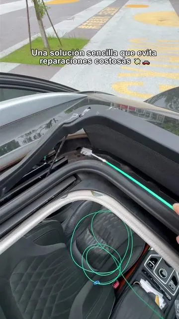 La verdadera causa de las fugas en los autos de la que nadie habla 👀💧#CarMaintenance  #sunroof #drains #mechanico #savemoneytips 