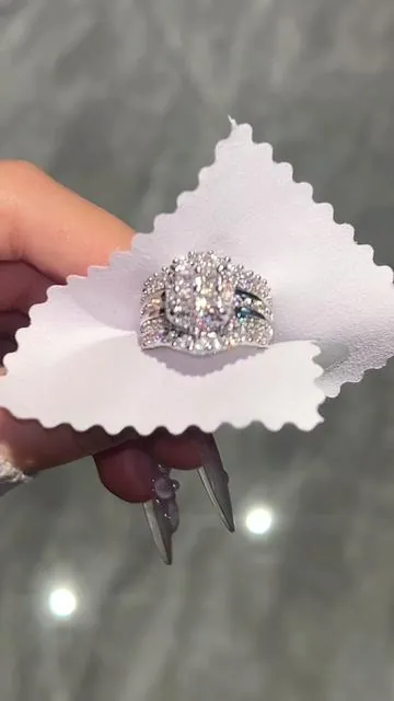 #rings #engagementring #travelring #jewelry #giftguide 