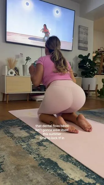 Do not talk about the water bottles, I’m getting weights as we speak 🤣Pilates have been humbling but so worth it✨ #lockin #pilatesbyizzy #matpilates #capripants #butterysoft 