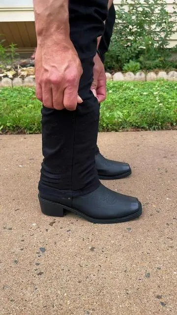 Botas vaqueras estilo occidental para hombre, son súper cómodas y elegantes perfectas para el día a día.   Diseño de correa al tobillo, hebilla caña grabada y tacón bajo.  Elige tu color favorito desde el carrito naranja para obtenerlas a un súper precio + envío gratis.  🇺🇸  #bootsformen #botasvaqueras #mens #paratii #cowboy 