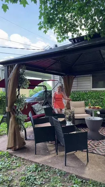 Cuando vi este set de patio no lo pensé dos veces 😍 Tres piezas, cojines súper gruesos y lo que más me encantó — las sillas giran 360 grados, así que siempre estás cómoda sin importar hacia dónde quieras mirar. El tejido estilo wicker se ve elegante y resistente al mismo tiempo. Es ese tipo de mueble que transforma un patio vacío en el rincón favorito de tu casa. Perfecto para tu café de la mañana, para una tarde con la familia o simplemente para tener tu espacio 🏡 Lo encuentras encima de mi nombre 🛒 #MueblesDeExterior #PatioGoals #TikTokShopFinds #HomeDecor #OutdoorLiving