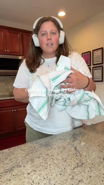I never realized how much certain dish towels hold onto moisture, odor, and bacteria until I switched to cotton 👀 Cotton dish towels dry faster, stay fresher longer, and honestly just feel cleaner in a busy kitchen. One of those simple swaps that makes a bigger difference than you’d think 🧺✨ #kitchenfinds #kitchenessentials #cleanhome #healthierhome #crunchymom 