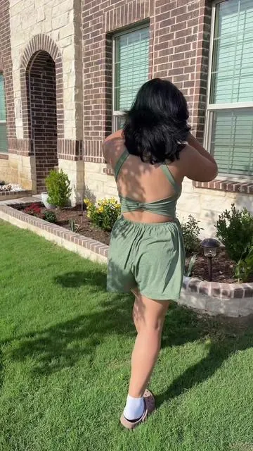 Dress this romper down or up because the back is to dieee for !!! Size M bra size 34DDD #romper #halararomper #summervibes☀️ 