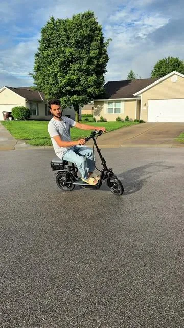 This sit down scooter gives you the range.  #creatorsearchinsights #eacooter #escooters #sitdownscooter #ebike 