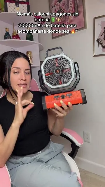 Ventilador portátil recargable para camping y emergencias ⛺🔋✨ Cuenta con batería de 20000mAh, luz LED integrada y gancho giratorio 360° para colgarlo fácilmente donde quieras. Perfecto para camping, apagones, viajes o días de mucho calor. Su diseño moderno y ligero también permite cargar tu teléfono mientras disfrutas de una brisa fresca 🌬️📱🏕️#ventilador #ventiladorrecargable #paratiiiiiiiiiiiiiiiiiiiiiiiiiiiiiiiiii🦋 #tiktokshopcreatorpicks #SummerVibes 