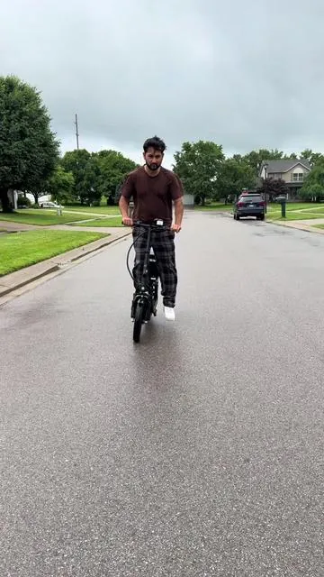 Electric scooter for adults with long range, foldable commuter design, suspension, electronic brakes, and lockable rear storage. Perfect for city commuting and everyday rides.   #electricscooter #scooter #scooterlife #tiktokshopcreatorpicks #creatorsearchinsights 