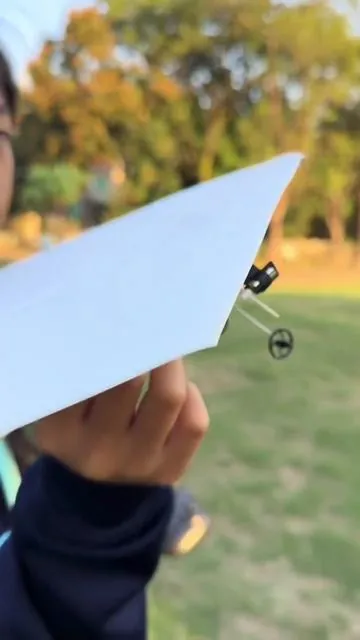 The magic of controlling paper planes #rc#paperplanes #rctoy #TikTokShopDealsforYouDays #summerwins 