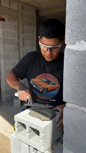 Protege tus ojos y luce genial al mismo tiempo! Tenemos muchos estilos y colores diferentes. ¡Consigue los tuyos hoy!#construction #Summervibes #bluecollar #safetyglasses 