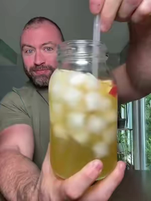 This new flavor of Salud is the best one yet! Apple juice electrolytes to start the day? Yes please! #salud #electrolytes #manzana #apple #applejuice 