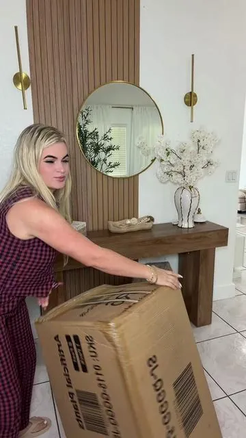 Esta planta de olivo artificial se convirtió en una de mis decoraciones favoritas 🌿✨ Es alta, elegante y viene con su maceta incluida. Literalmente cambia por completo cualquier espacio y hace que la casa se vea más moderna, acogedora y con ese estilo de revista que tanto amo. Además, se ve súper realista y queda perfecta en salas, entradas, comedores o espacios abiertos 🤍 #tiktokshopcreatorpicks #HomeDecor #OliveTree #SummerVibes #ModernHome