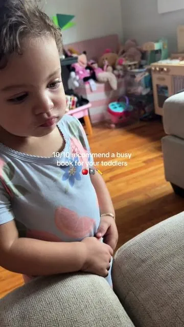 My daughter has learned so much with her busy book. It’s actually insane. I’m so proud of her 🥹 #toddlerlearning #busybook #busybookforkids #learningisfun 