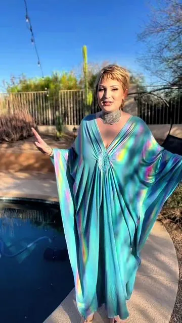 I loved my pink one so much in this material that I grabbed this one called “Snow Queen” and “Chocolate Glaze” and I can’t even pick a favorite! They are soo gorgeous 😩✨💕 @Bsubseach @BsubseachFashion #kaftan #kaftandress #kaftanstyle #pixiecut #pixiehaircut 