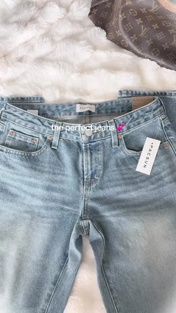 & on sale rn 💕 low rise girlfriend jeans from pacsun, linked in the video! #pacsun #pacsunjeans #lowrisejeans #outfitinspo #cuteoutfit 