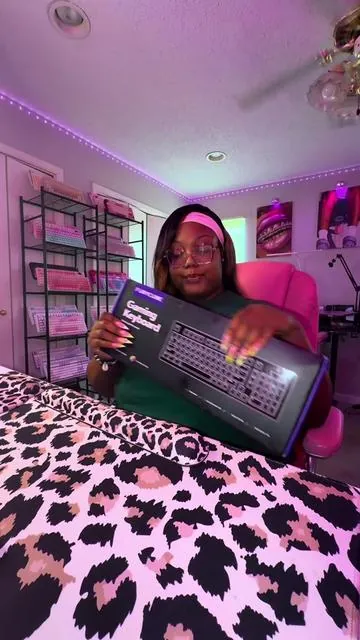 They also have the IP98 Pro which is the wireless version 🥰 This keeb is so cute #furycube #furycubeip98 #affordablekeyboard #keebtok 