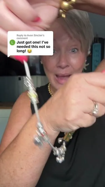 Replying to @Avon Sinclair this bracelet helper tool is soooo smart! Makes putting on bracelets without the help of another person so easy!  #tiktokshopcreatorpicks #dealsforyoudays #bracelethelper #bracelet #braceletstacking 