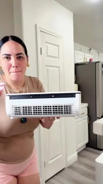 Ventilador portátil recargable con niebla helada | Chip de refrigeración por semiconductores | Montable en pared | Incluye control remoto; ideal para cocina, exteriores y vehículos recreativos (RV) | Batería de alto rendimiento de 6000 mAh.#tiktokshopcreatorpicks #tiktokshop #ventiladorportátil #minisplit #verano 