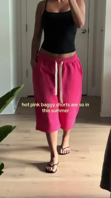 the most flattering baggy shorts!wearing size M 🩷 #baggyshorts #sweatshorts 