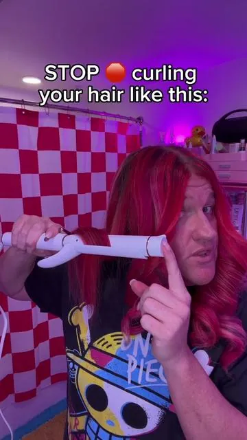 😩 we have got to STOP cooking our ends! They are already the most damaged part of your hair and wrapping them directly around the hottest part of the iron first is just asking for breakage. Start curling from the root instead and your curls will last twice as long!!! (just don’t forget to clip them up!!!) #hairtutorial 