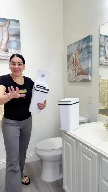 Paquete de 2 botes de basura sin contacto de 2.2 galones — Botes de basura inteligentes automáticos con sensor de movimiento — Contenedores compactos, impermeables y delgados para baño, cocina, oficina, dormitorio y sala de estar — Colores: Blanco y Negro#tiktokshopcreatorpicks #tiktokshop #botesdebasura #contenedores #cleaning 